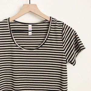 ✨3 for $18✨ LuLaRoe Stripe Short Sleeve Shirt XS